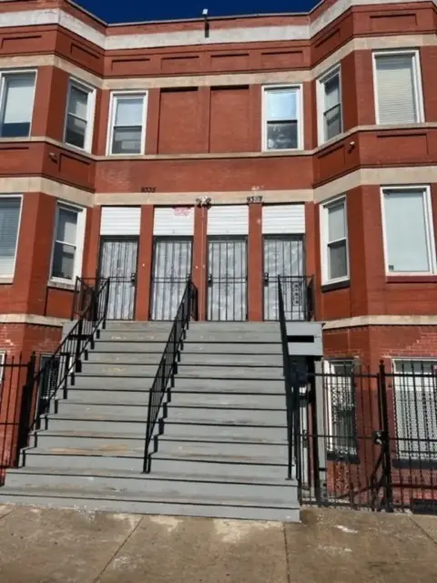 Vintage Chicago 6-Unit Apartment Building