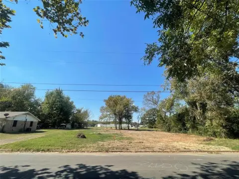 Oversized Lot in Sulphur Springs