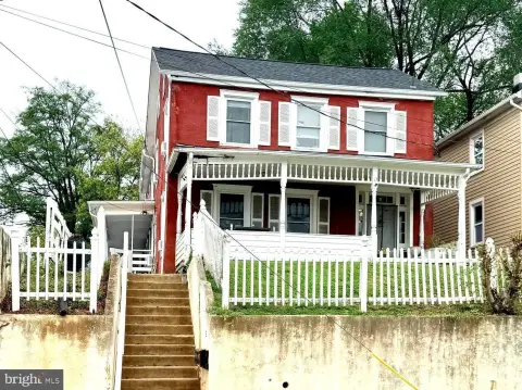 4-Unit Multifamily Building with Laundry