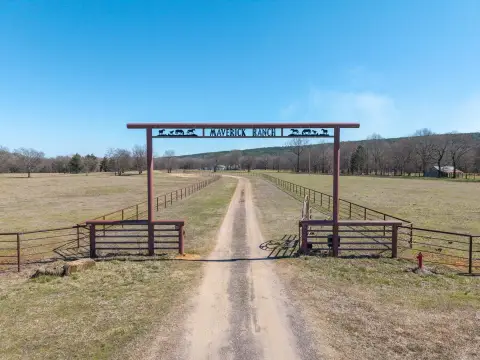 Harvey, AR Ranch with River