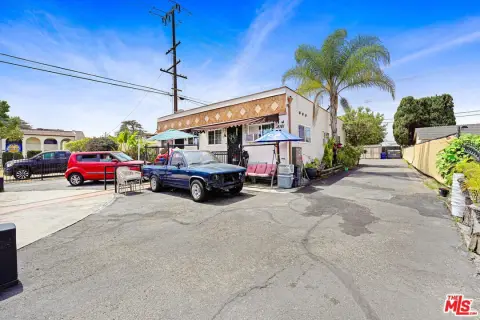7-Unit Single-Story Apartment Building