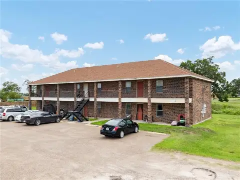 Six-Unit Apartment Complex on Corner Lot