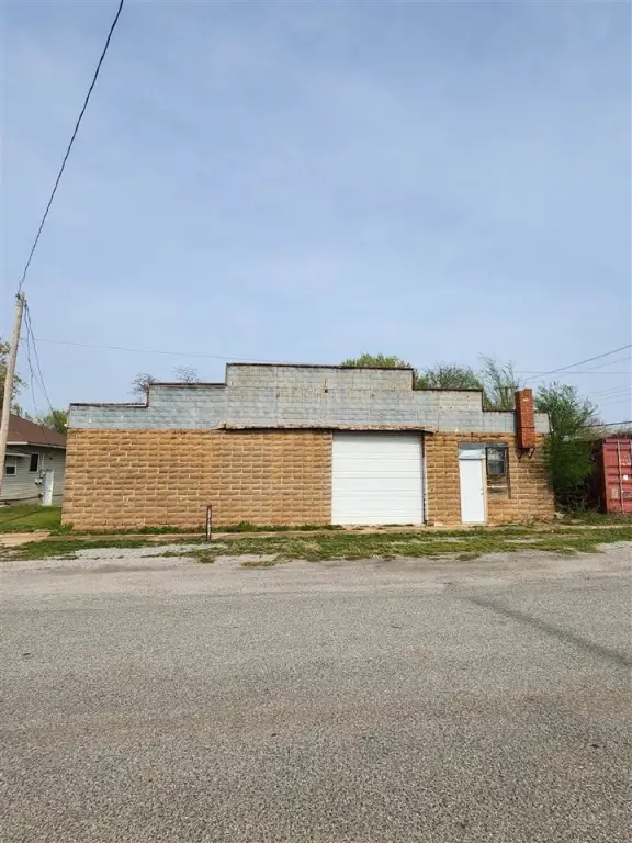 120 N Oak St, Apache, OK 73006