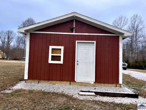 Cabin on 2 Acres Near Lake
