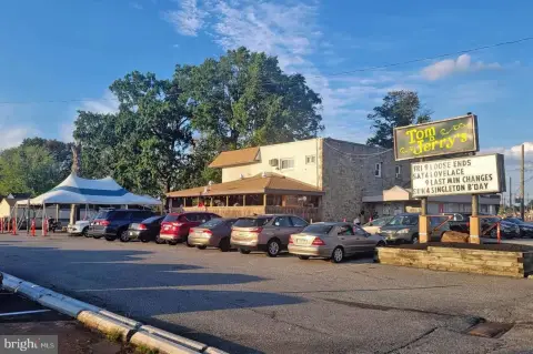 Thriving Sports Bar with R-Liquor