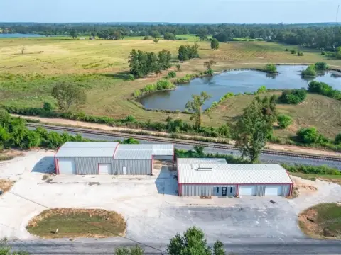 Versatile Commercial Complex in Winnsboro