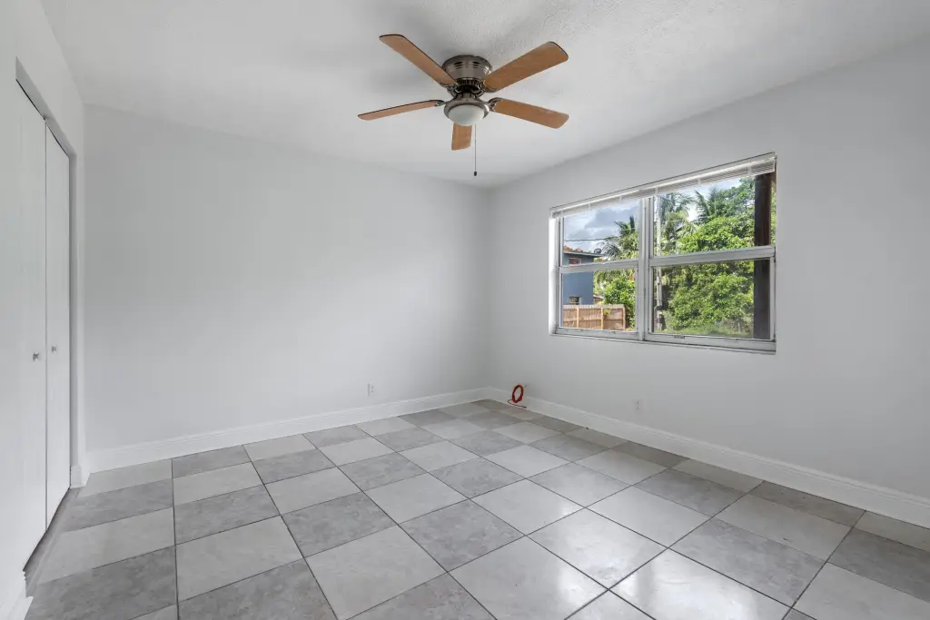 925 S Pine St, Lake Worth, FL 33460
