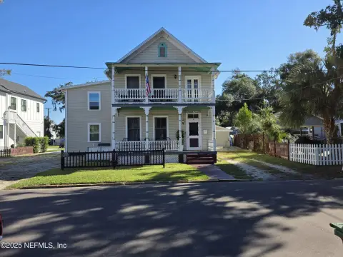 Renovated Victorian Near Historic Sites