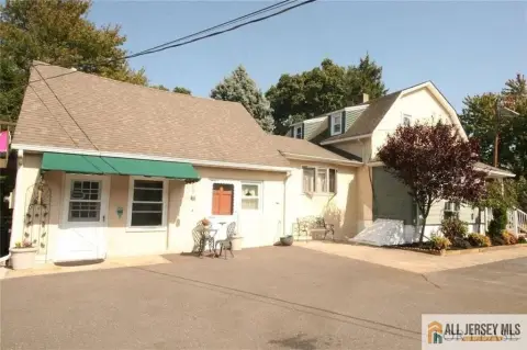 Retail Space on Oak Tree