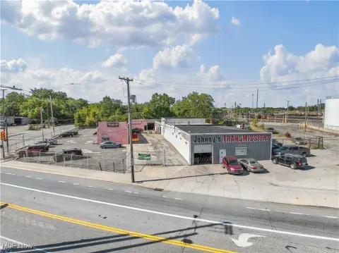 Cleveland Commercial Property with Outdoor Space