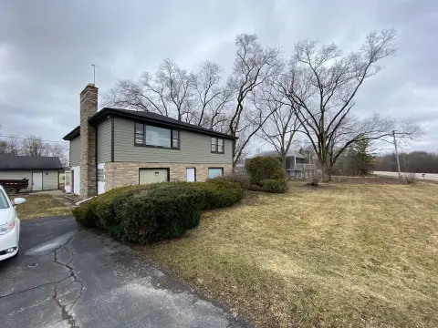 Commercial Building in Chain-O-Lakes
