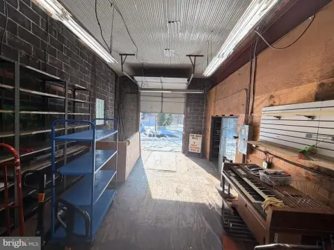 Corner Retail/Showroom with Warehouse