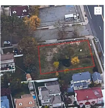 Commercial Land in Albertson, NY