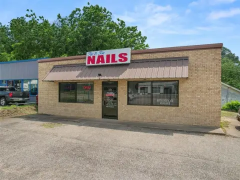 Gilmer Commercial Building on Highway
