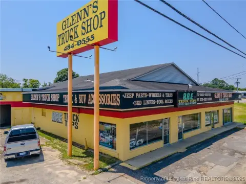 Versatile Retail/Warehouse Space Available