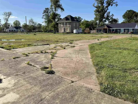 Residential Lot with Pool, Wynne