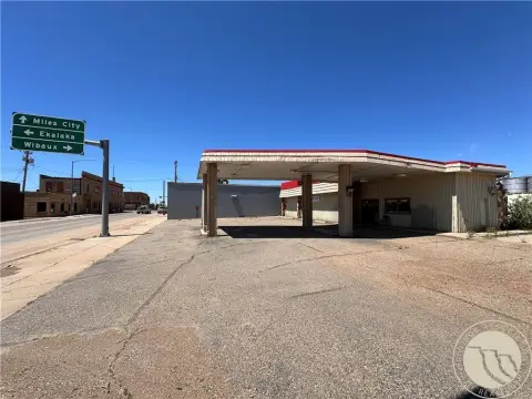 Commercial Building on Corner Lot