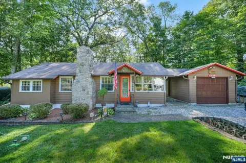 Lake House Oasis in Vernon