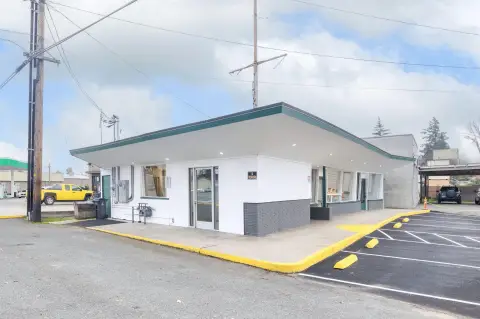 Rogue River Highway Commercial Building