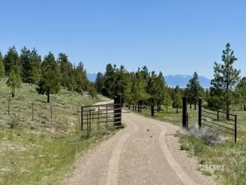 Lakeview, Oregon 40-Acre Retreat