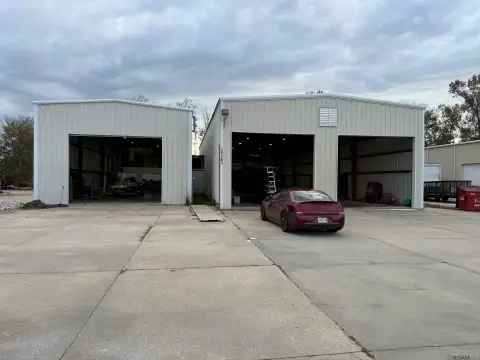 Prairieville Commercial Property with Yard