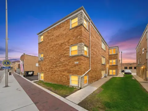 Brick 6-Unit Apartment Building