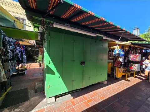 Retail Kiosk in Historic Placita