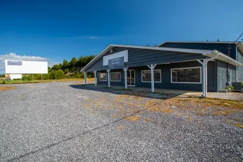Retail Warehouse on High-Traffic Parkway