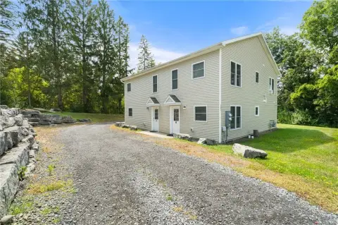 Modern Duplex in Ithaca Town