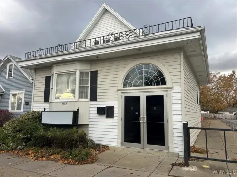 Versatile Commercial Space with Apartment