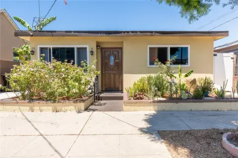 Duplex with Private Courtyard