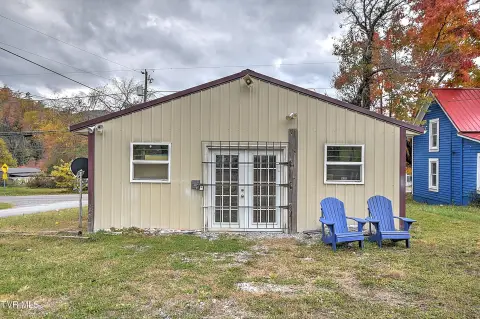 Damascus Commercial Building For Sale