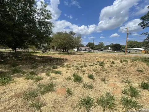 Corner Lot in Pleasanton, TX