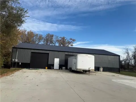 Like-New Commercial Building in Grain Valley