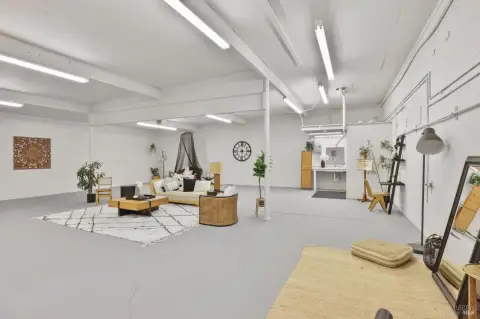 Versatile Warehouse with Live-Work Potential