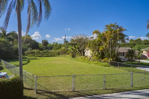 Oversized Lot Near Downtown Stuart