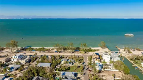 Oversized Lot in Anna Maria