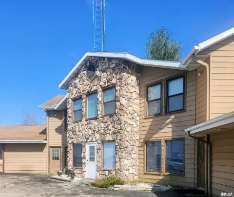 Mixed-Use Building in Groveland, IL