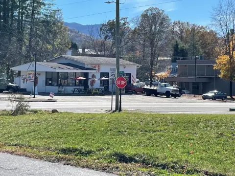 Restaurant Building on Large Lot