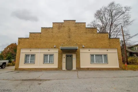 Versatile Commercial Building, Excellent Visibility