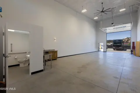 Luxury Garage Suite Near Airport