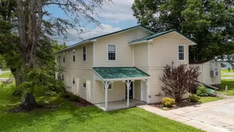 Two-Story Commercial Building in Nauvoo