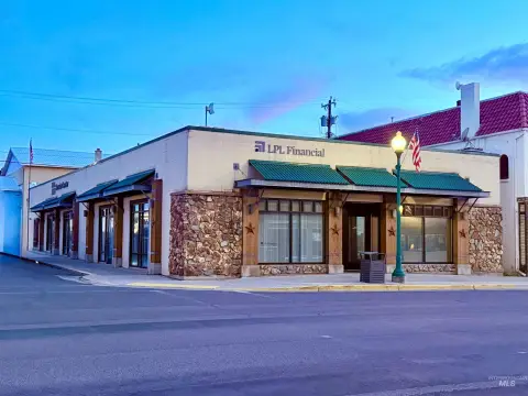 NNN-Leased Commercial Building