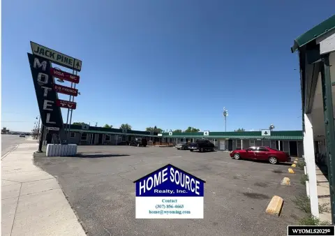 Riverton Motel on High-Traffic Corridor