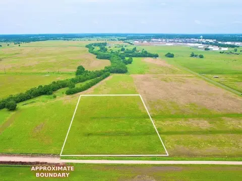 Versatile Acreage Near I-35
