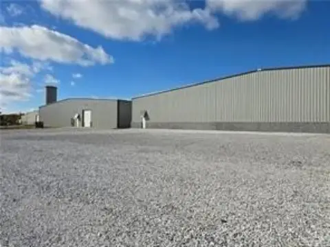 Free-Span Warehouse with Loading