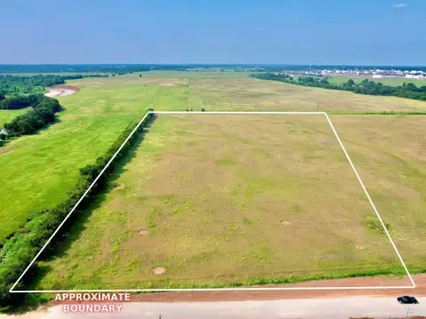 Versatile Acreage Near I-35