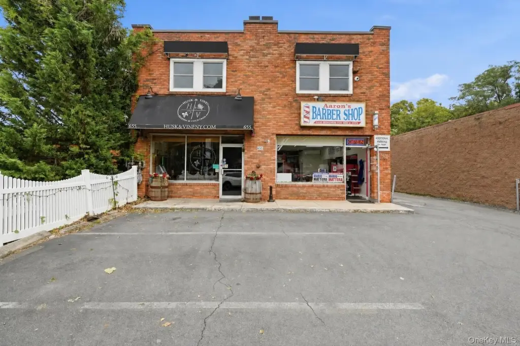 655 Middle Country Rd, Saint James, NY 11780