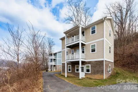 Versatile Cottage-Style Condo with Mountain Views