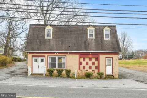 Versatile Mixed-Use Property in ASTON